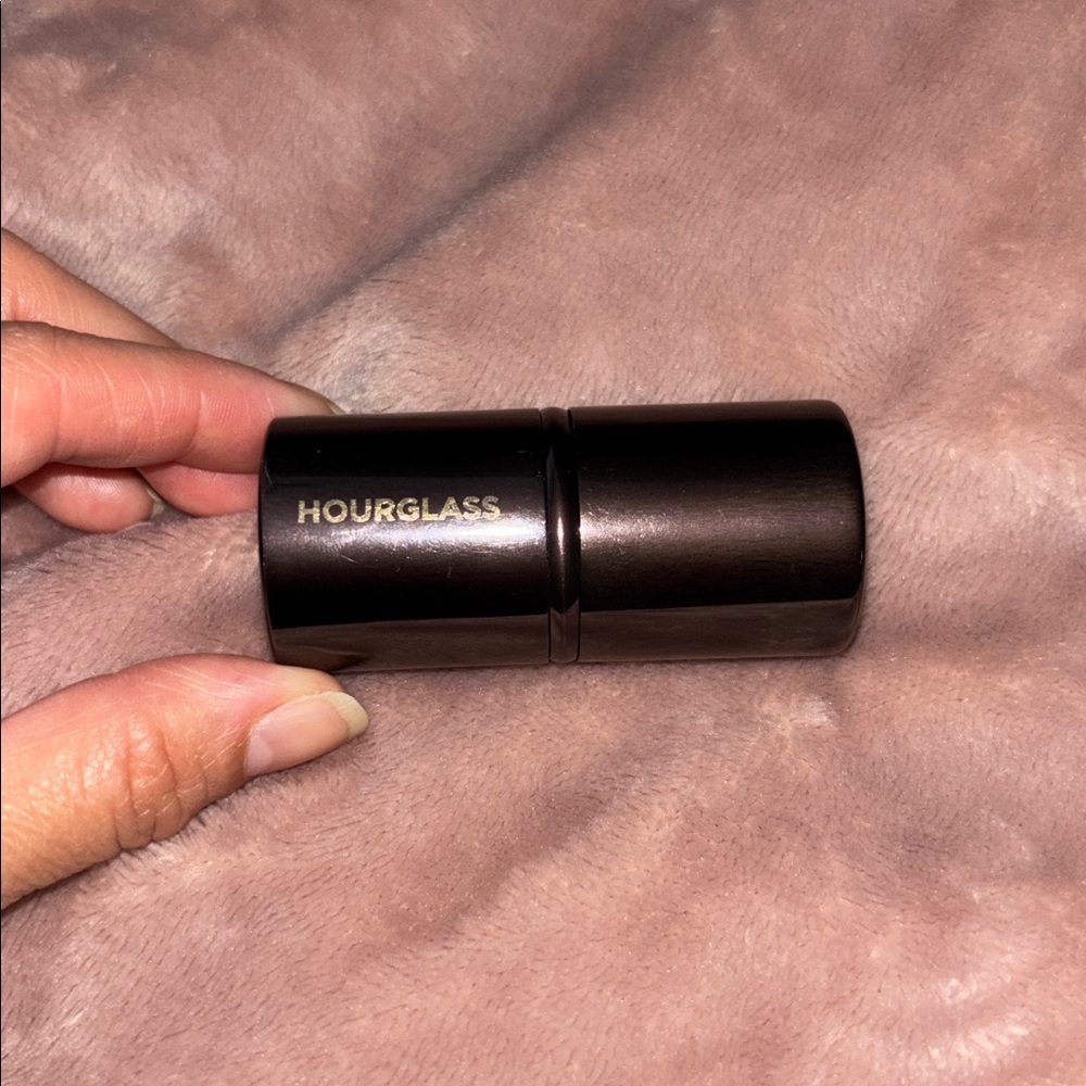 Hourglass retractable kabuki brush